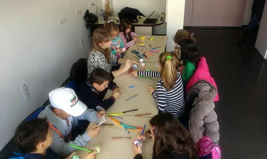 Деца рисуват върху яйца в офис на евродепутат