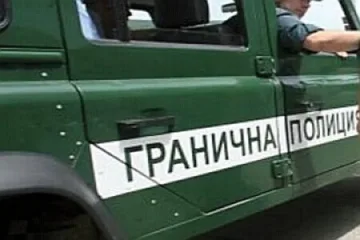Граничари протестират, имигранти влизат