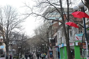 Вандали съсипаха украса от цветни чадъри