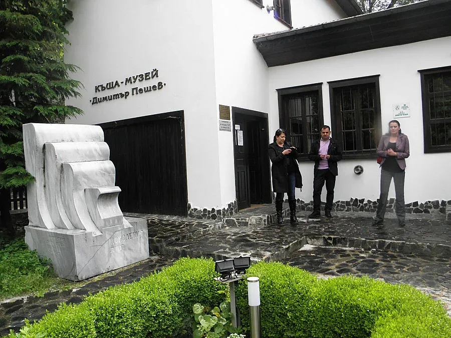 Изложба проследява историята на ромите в Кюстендилско