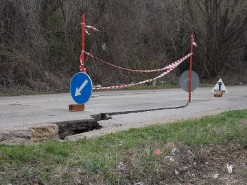 Свлачище разцепи пътя Балчик - Албена