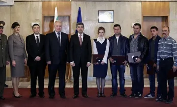 Плевнелиев награди доброволци, оказващи помощ в бедствието