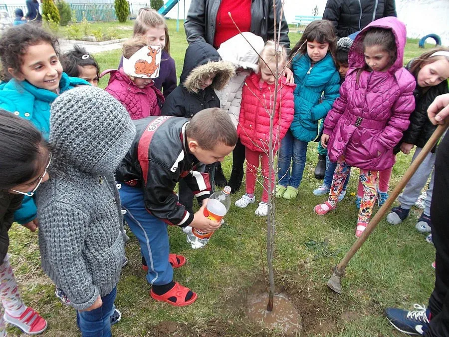 Деца засадиха дървета и играха в празник 2 в 1