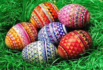 Деца на лов за великденски яйца