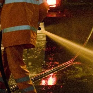 Мият по тъмно улиците в Петрич