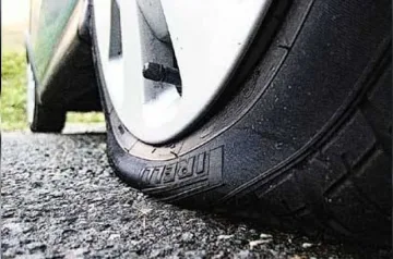 Над 70 автомобила в Банско с нарязани гуми