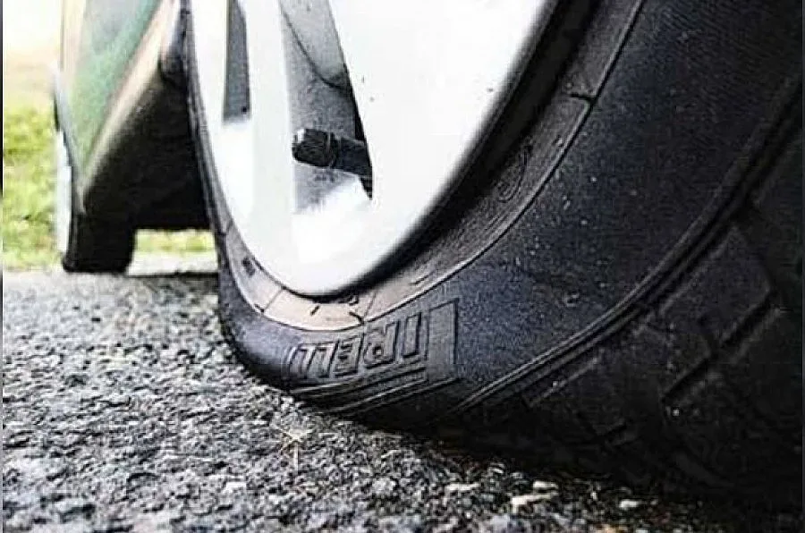 Над 70 автомобила в Банско с нарязани гуми