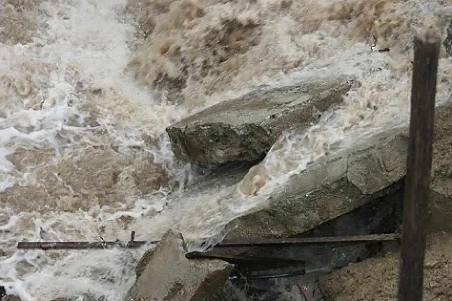 Подпочвени води заляха 20 къщи