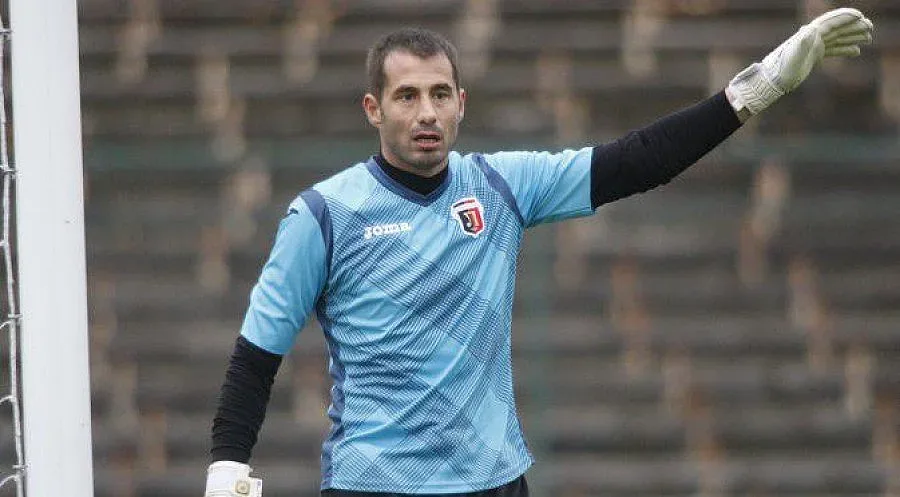 Фенове изритаха вратар от "Лаута"