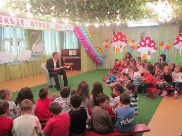 Кметът на Кърджали влезе в ролята на разказвач на приказки 