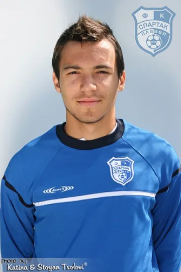 Името на футболист върху книгата  на Димитров