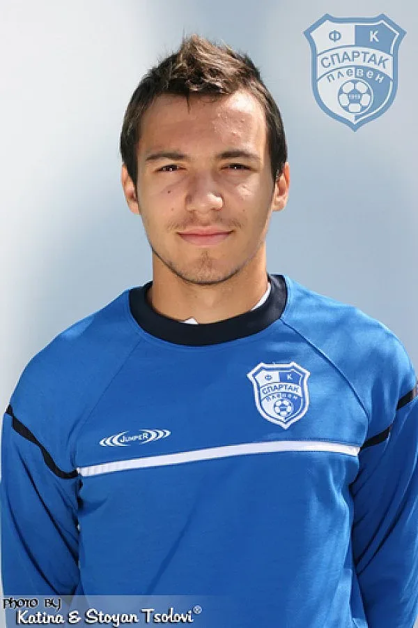 Името на футболист върху книгата  на Димитров