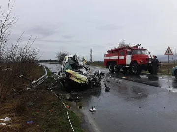 Един загинал след катастрофа между автобус и кола