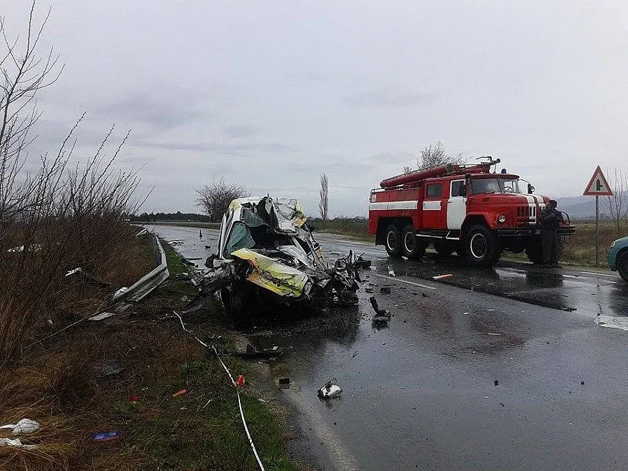 Един загинал след катастрофа между автобус и кола