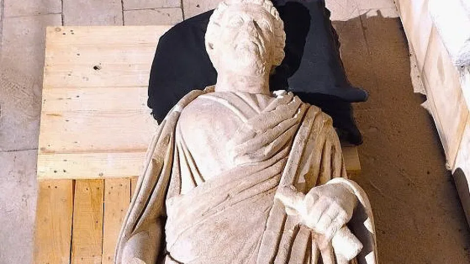 Проф. Вагалински разкри мистерията на лятото. Кой е изобразен на първата мраморна статуя