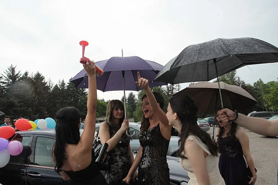 Фондация дарява бални рокли на бедни абитуриентки