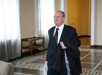 Танев променя учебниците на най-малките