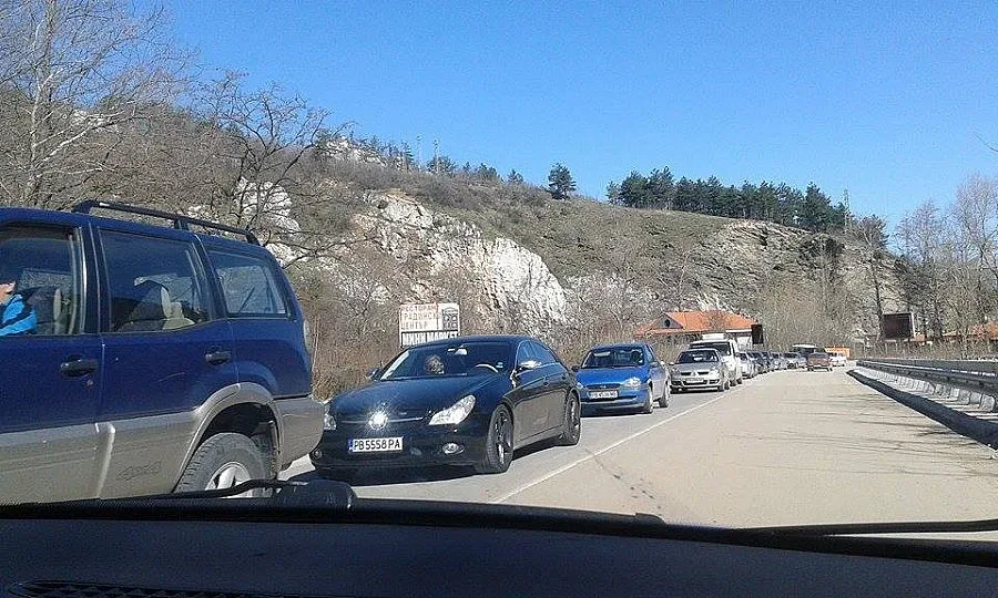 Опашки пред манастир заради свлачище