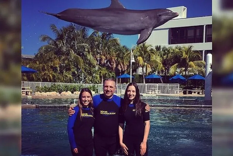 Стоичков отморява с делфини в Маями 