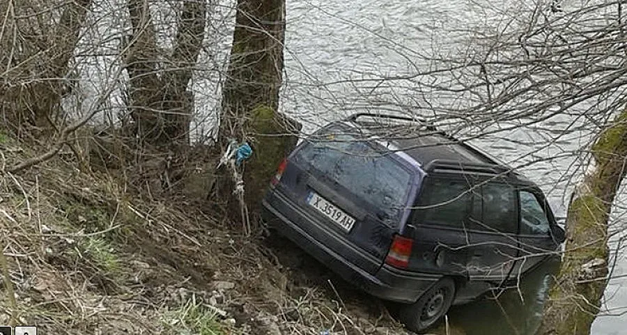 Кола падна в дере край Разлог, издирват шофьора