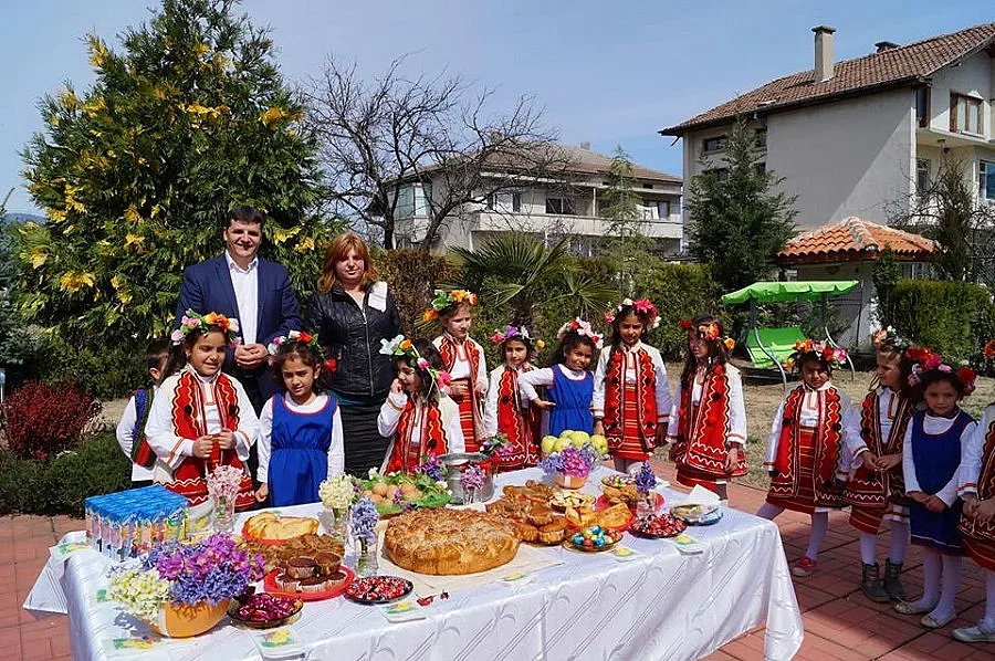 Лазарки огласиха 3 села с песните си