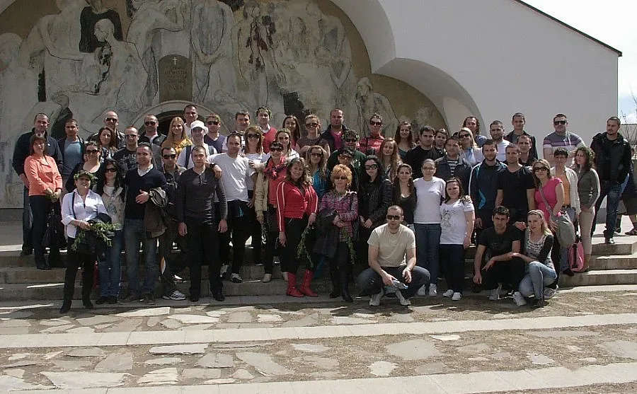 Цветанов и младежи от ГЕРБ с акция „Да пуснем корени в България"