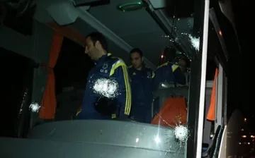 Стрелба по автобуса на "Фенербахче", шофьорът е ранен