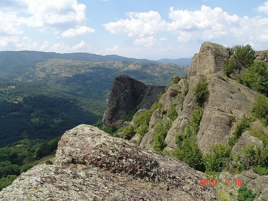Иманяри ровят за злато Коматинските скали
