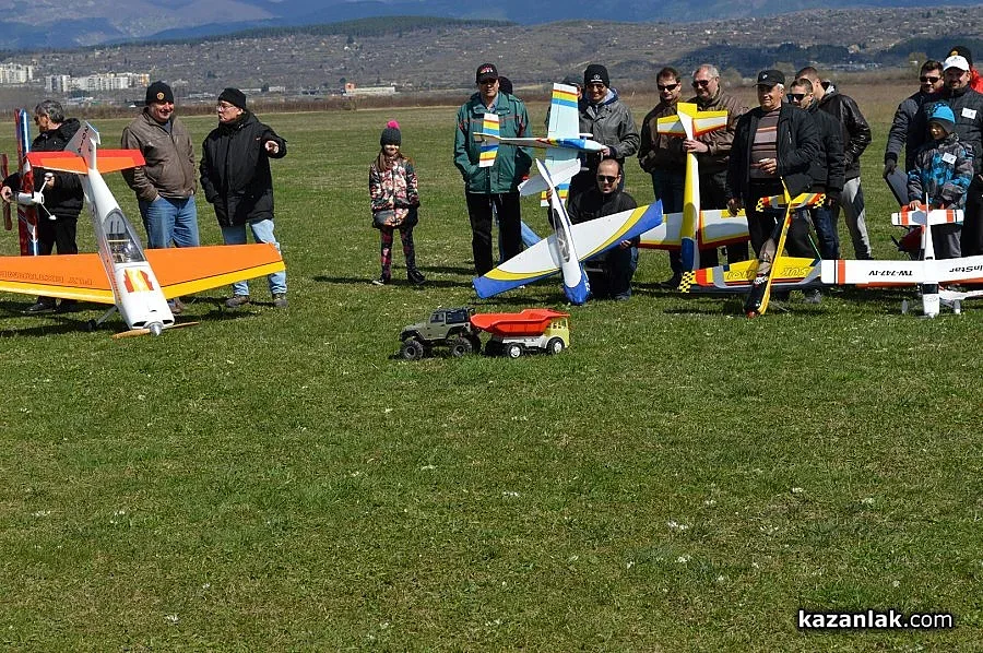Авиомоделисти дадоха старт  на новия сезон край Казанлък