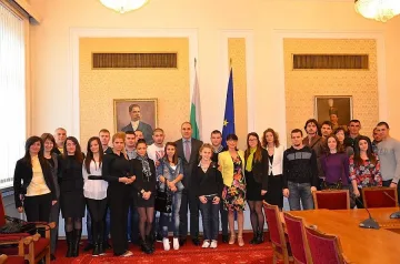 Студенти питат Цветанов за задължителното гласуване