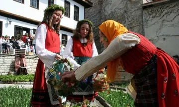 Лазарки красят домовете