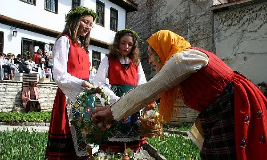 Лазарки красят домовете