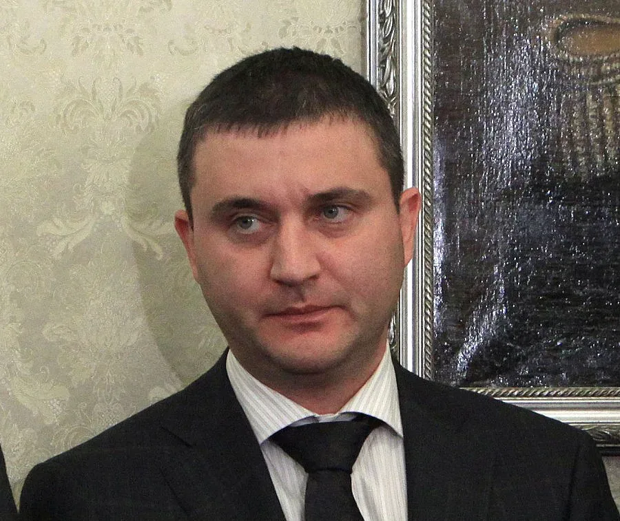 Искат и Горанов да спира сделки