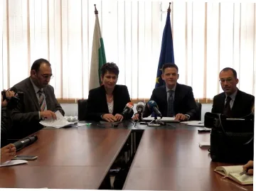 КЗП проверява договорите на банки и застрахователи