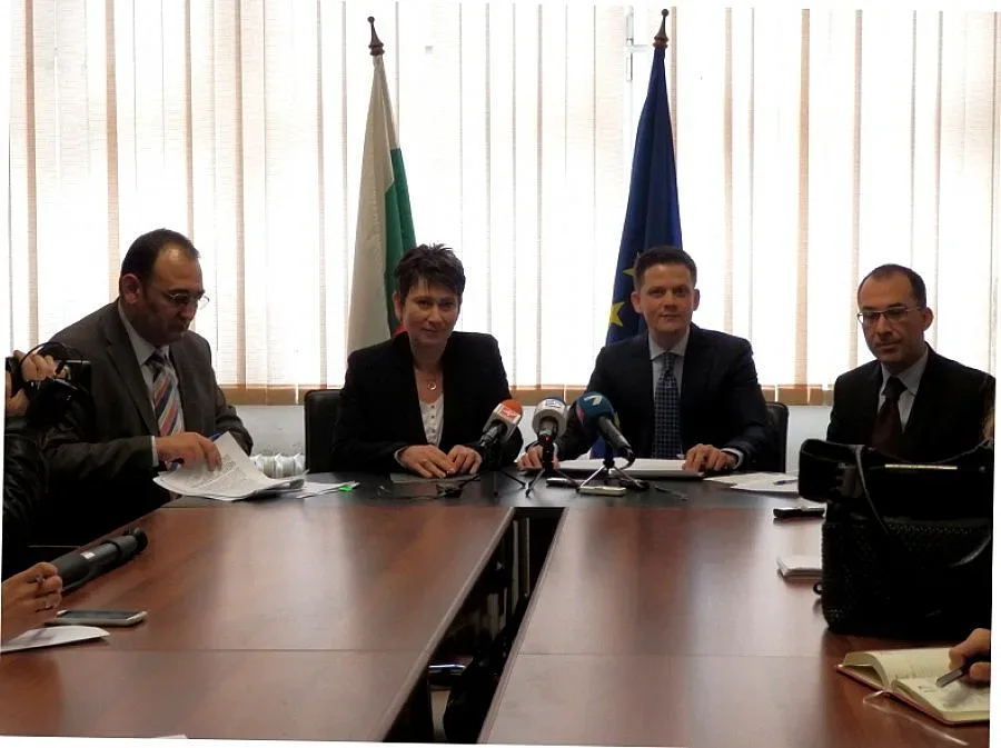 КЗП проверява договорите на банки и застрахователи