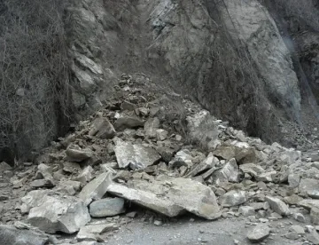 Пътят Асеновград-Смолян остава блокиран