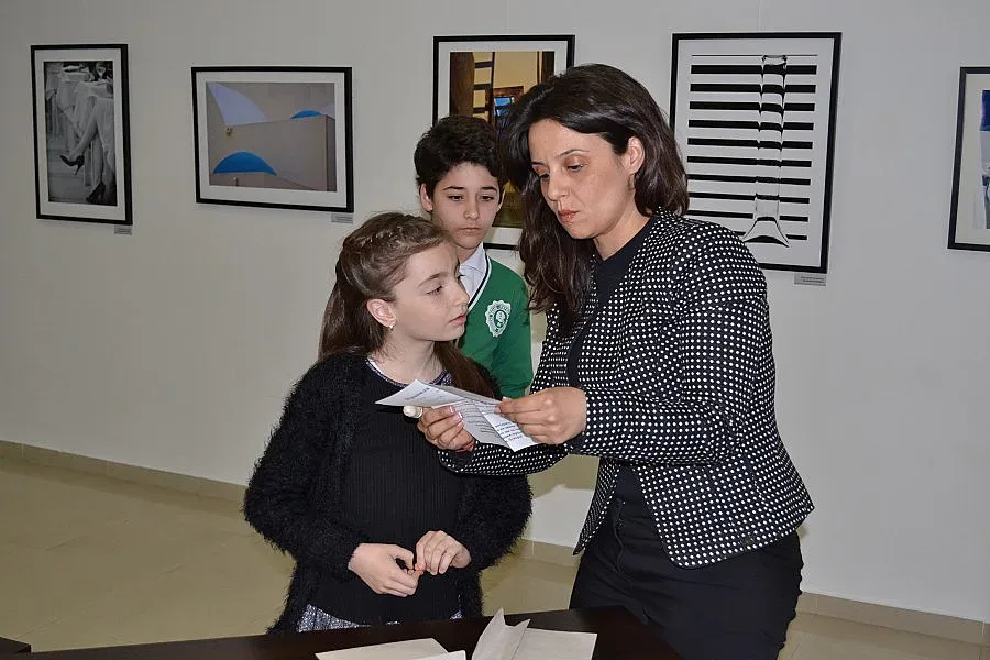 Жребий праща две дами за изложбата в Лувъра