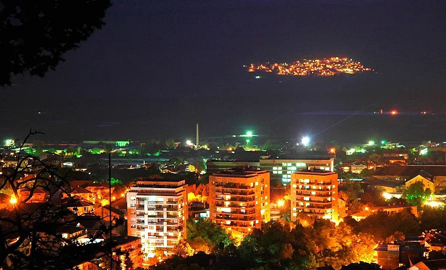 Порицание по радиото за невръстна мома