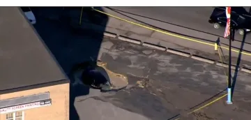 Огромна дупка погълна кола на паркинг в Канада (ВИДЕО)