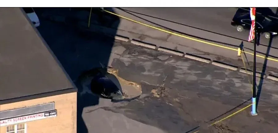 Огромна дупка погълна кола на паркинг в Канада (ВИДЕО)