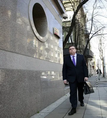 На първо четене: Цацаров може да спира финансови операции