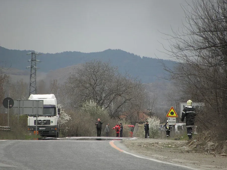 Теч на газ от цистерна блокира коли и влакове
