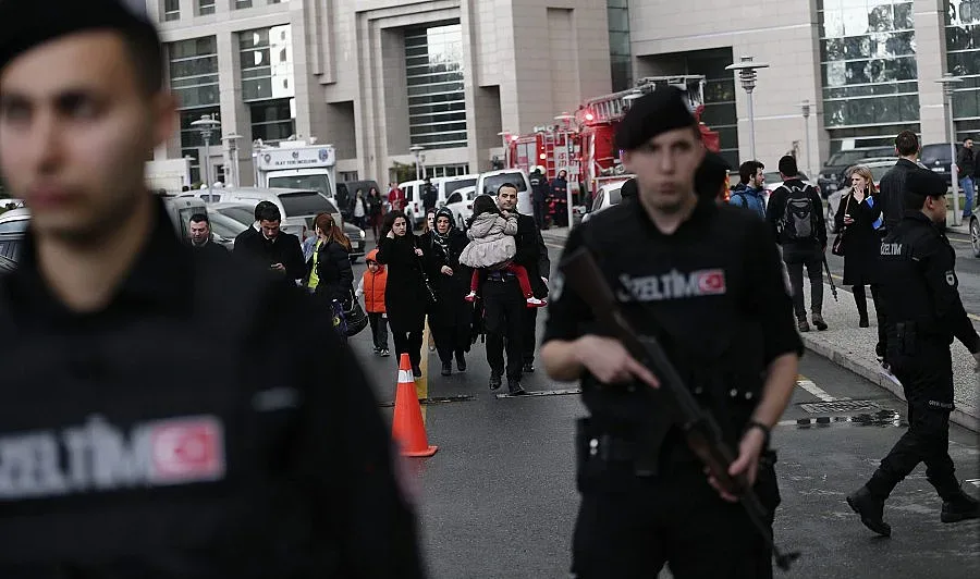 Атака в офис на управляващата партия в Турция