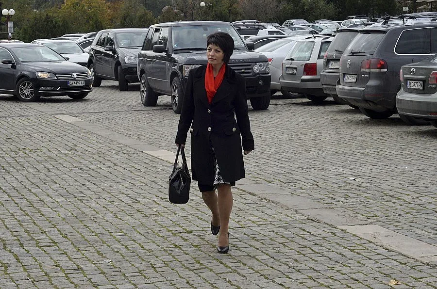 Атанасова покани Василев на изслушване във временната комисия за КТБ