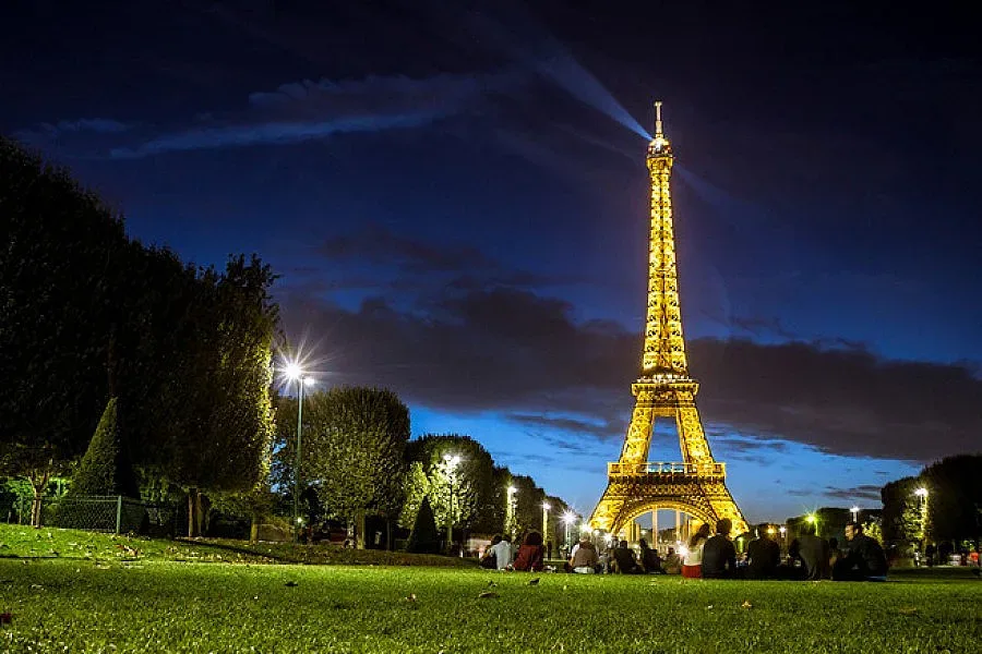 Айфеловата кула - 126 г. архитектурна забележителност