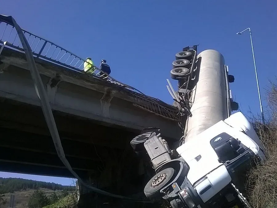 Цистерна панда от мост край Дупница