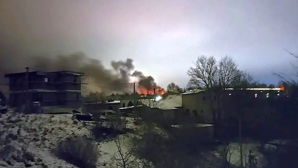 Шокиращ инцидент! Товарен самолет се стовари върху къща