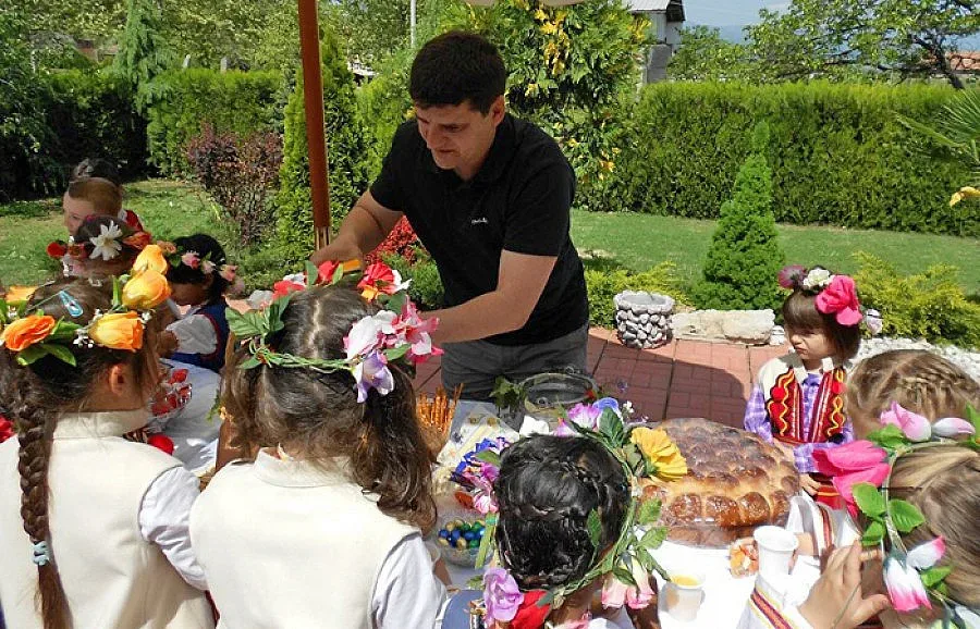 Камбани, лазарки и ново Защитено жилище за празника на Струмяни