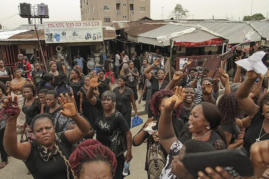 Генерал Бухари води на президента Джонатан в Нигерия 