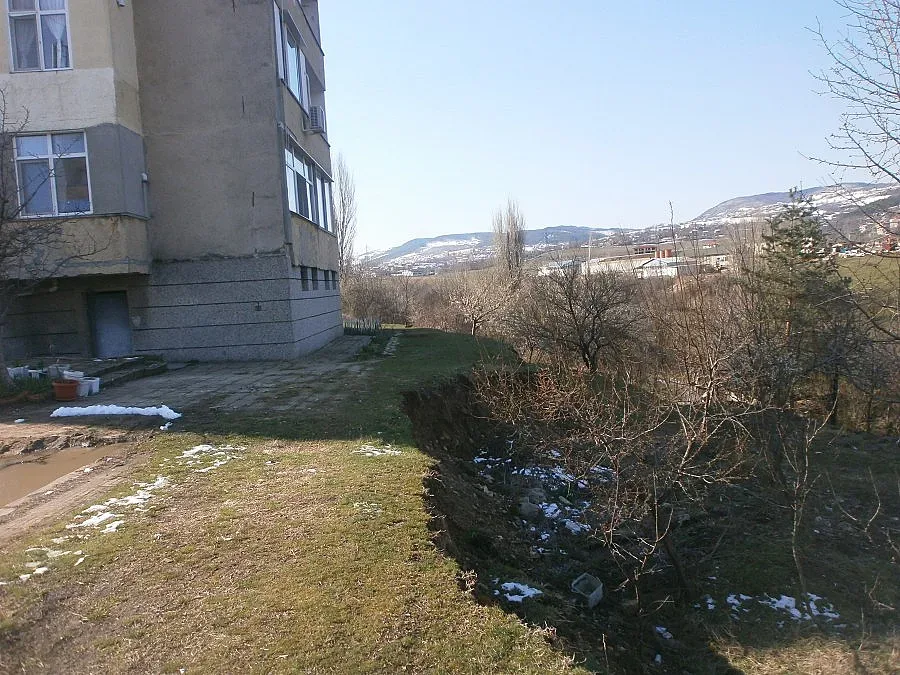 С 413 562 лева укрепват свлачище в Кърджали